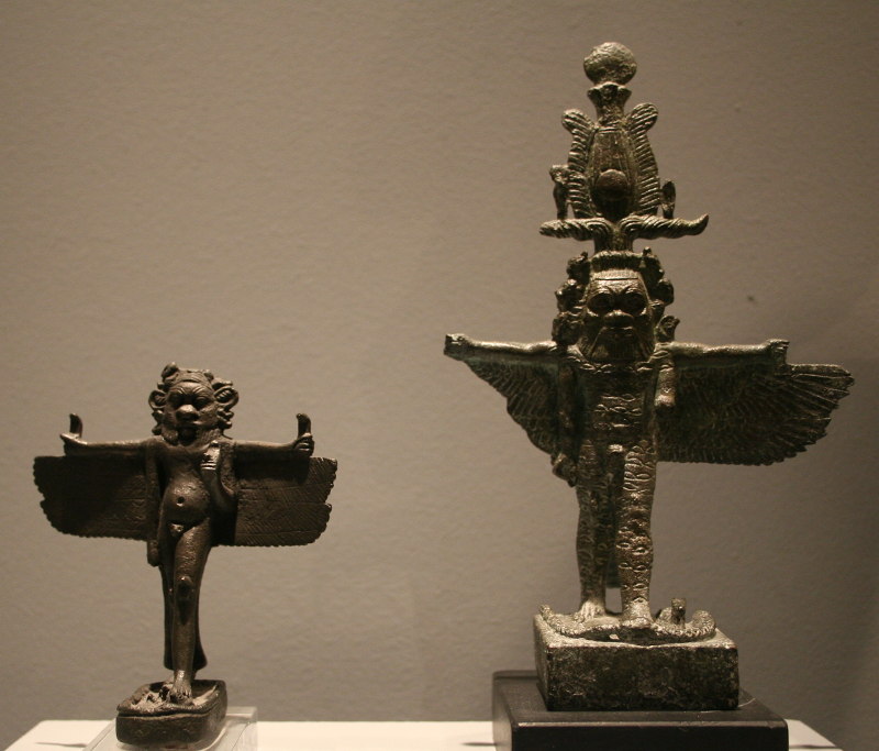 Bes-pantheos in zwei Versionen, Statuetten im Staatlichen Museum Aegyptischer Kunst, Muenchen, Foto von Einsamer Schuetze
