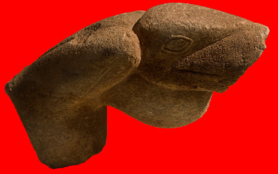 Foto einer Steinfigur, die ein seltsames Mischwesen aus Mensch und Geier darstellt