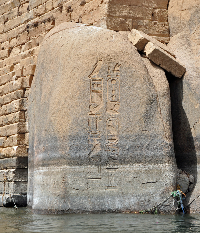 Foto einer Hieroglyphen-Inschrift von Psammethik dem Zweiten auf einem Felsen der Nil-Insel Elephantine